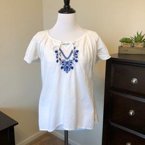 White shirt / Blue flowers